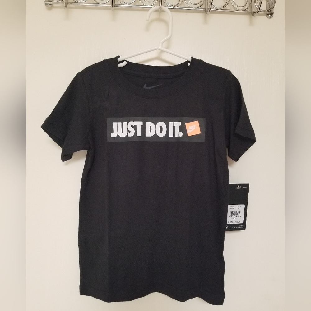 Nike Boys Size 6 Black T-Shirt with 'Just Do It' Graphic